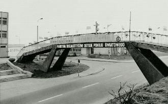 HISTORIA tach 80-tych na par ce li prze zna czo nej po - cz"t ko wo w$a %nie na ki no miej sce %wiec kiej roz ryw ki, za cz"$ po wsta wa( ko %ció$.