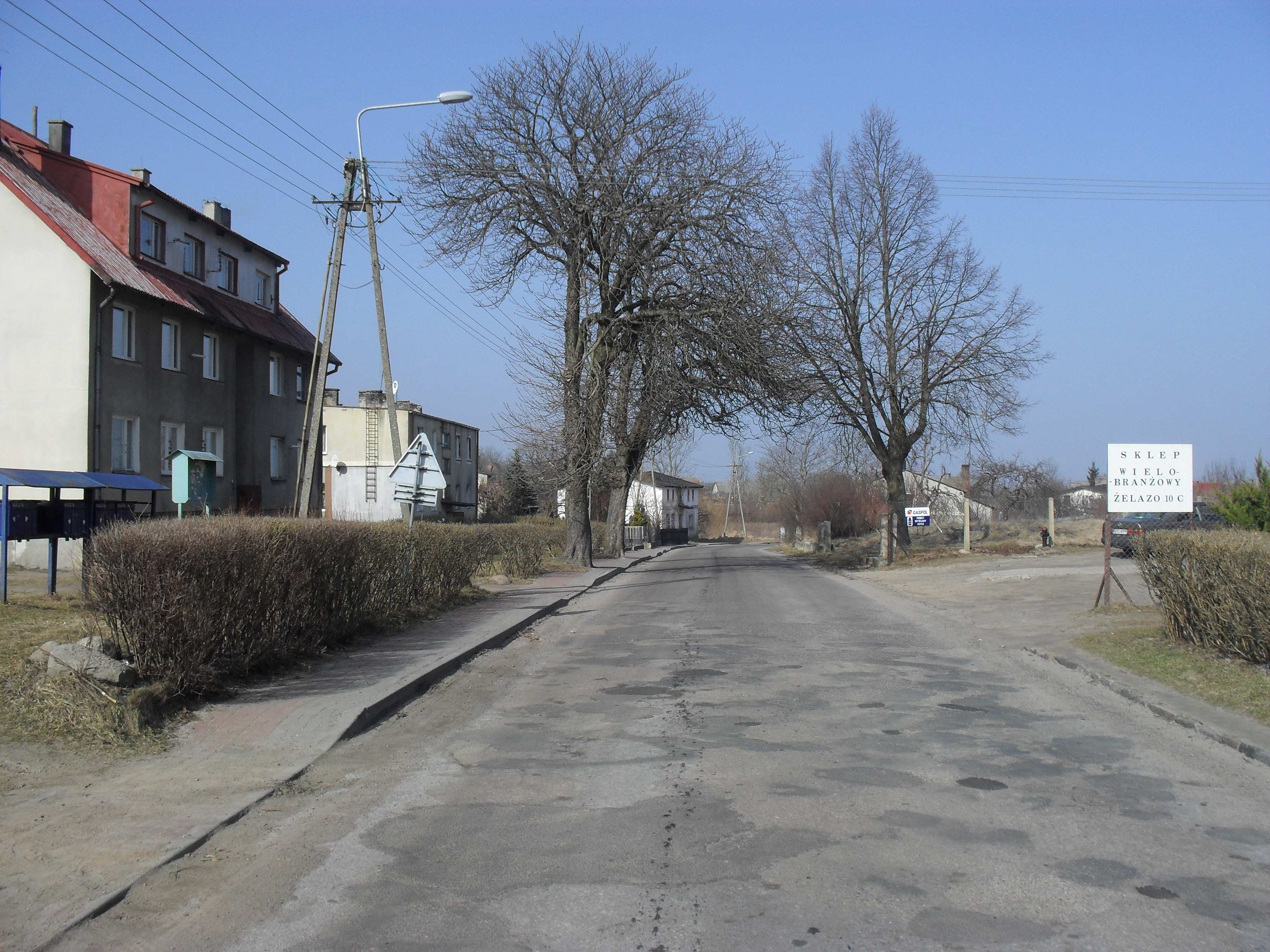 2. Charakterystyka miejscowości: Żelazo to miejscowość sołecka o zwartej zabudowie. Położona w otulinie Słowińskiego Parku Narodowego, między Wzgórzem Rowokół a Będomińską Górą.