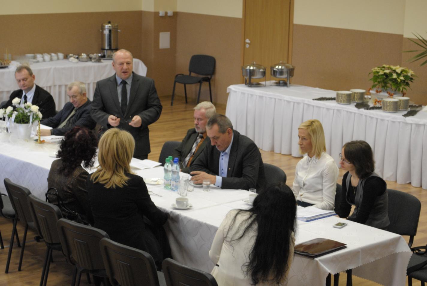 Głos zabrał również Wójt Gminy Brzeziny Krzysztof Niedźwiedzki, który podziękował wszystkim osobom, które przyczyniły się do zrealizowania projektu systemowego i podjęły trud tworzenia wniosków o