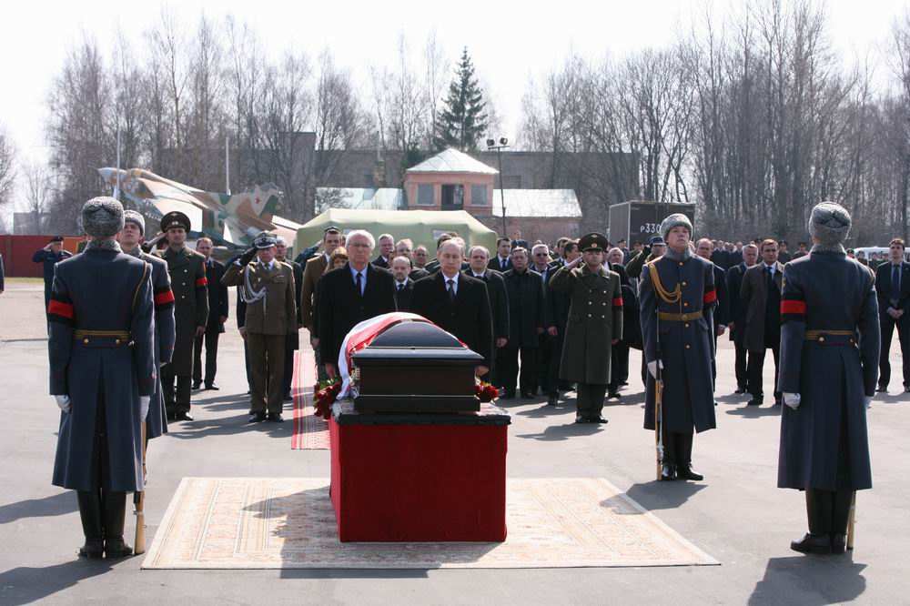 Historia lubi się powtarzać po raz kolejny okoliczności spowodowały, Ŝe Polska traci wielu jakŝe wybitnych obywateli. Agata Trędowicz, kl.