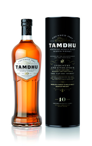 TAMDHU 10 YO SINGLE MALT WHISKY SYMBOL SC0000 KOLOR Naturalnie złoty. NOS Elegancki balans świeżego dębu z cynamonem, miękki aromat wanilii i migdałów.