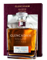 GLENCADAM SMOKEY SINGLE MALT SCOTCH WHISKY AGED 21 YEARS SYMBOL SC 3015 KOLOR Bladozłoty. NOS Kwiatowy, elegancki z nutami słodkiej pomarańczy. USTA Wyrafinowane, subtelne i kwiatowe.