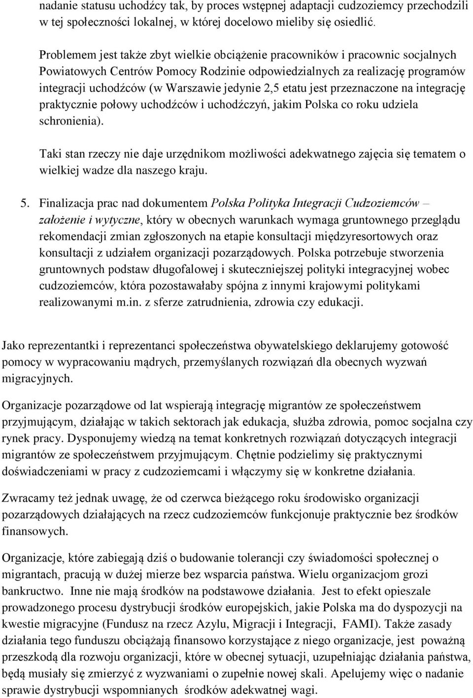 2,5 etatu jest przeznaczone na integrację praktycznie połowy uchodźców i uchodźczyń, jakim Polska co roku udziela schronienia).