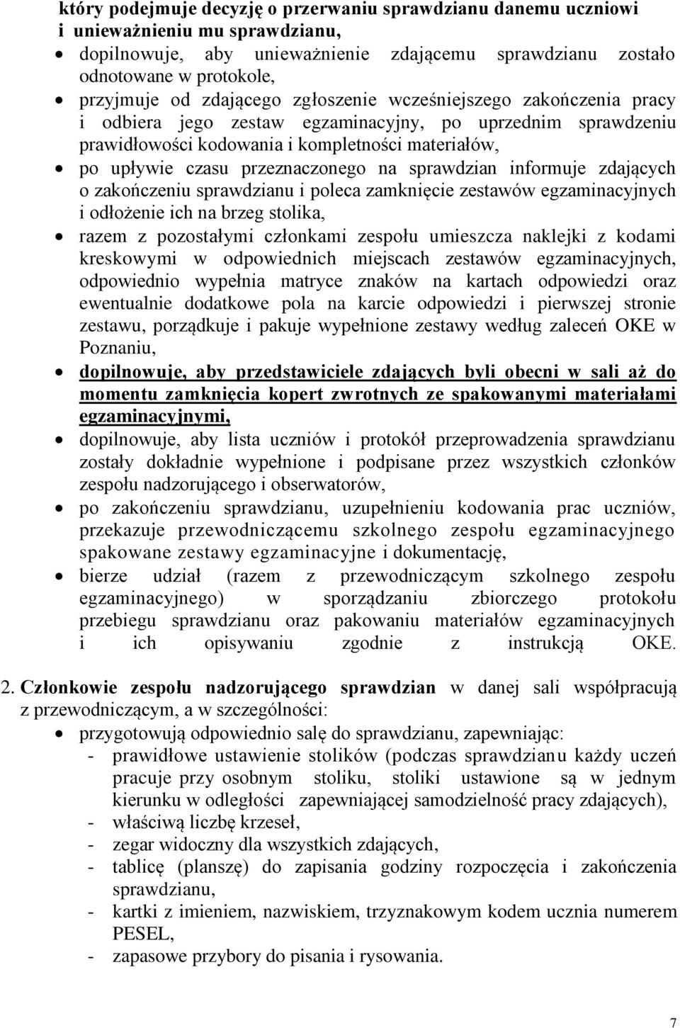 na sprawdzian informuje zdających o zakończeniu sprawdzianu i poleca zamknięcie zestawów egzaminacyjnych i odłożenie ich na brzeg stolika, razem z pozostałymi członkami zespołu umieszcza naklejki z