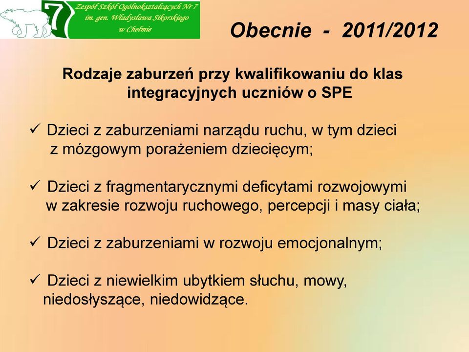 fragmentarycznymi deficytami rozwojowymi w zakresie rozwoju ruchowego, percepcji i masy ciała;