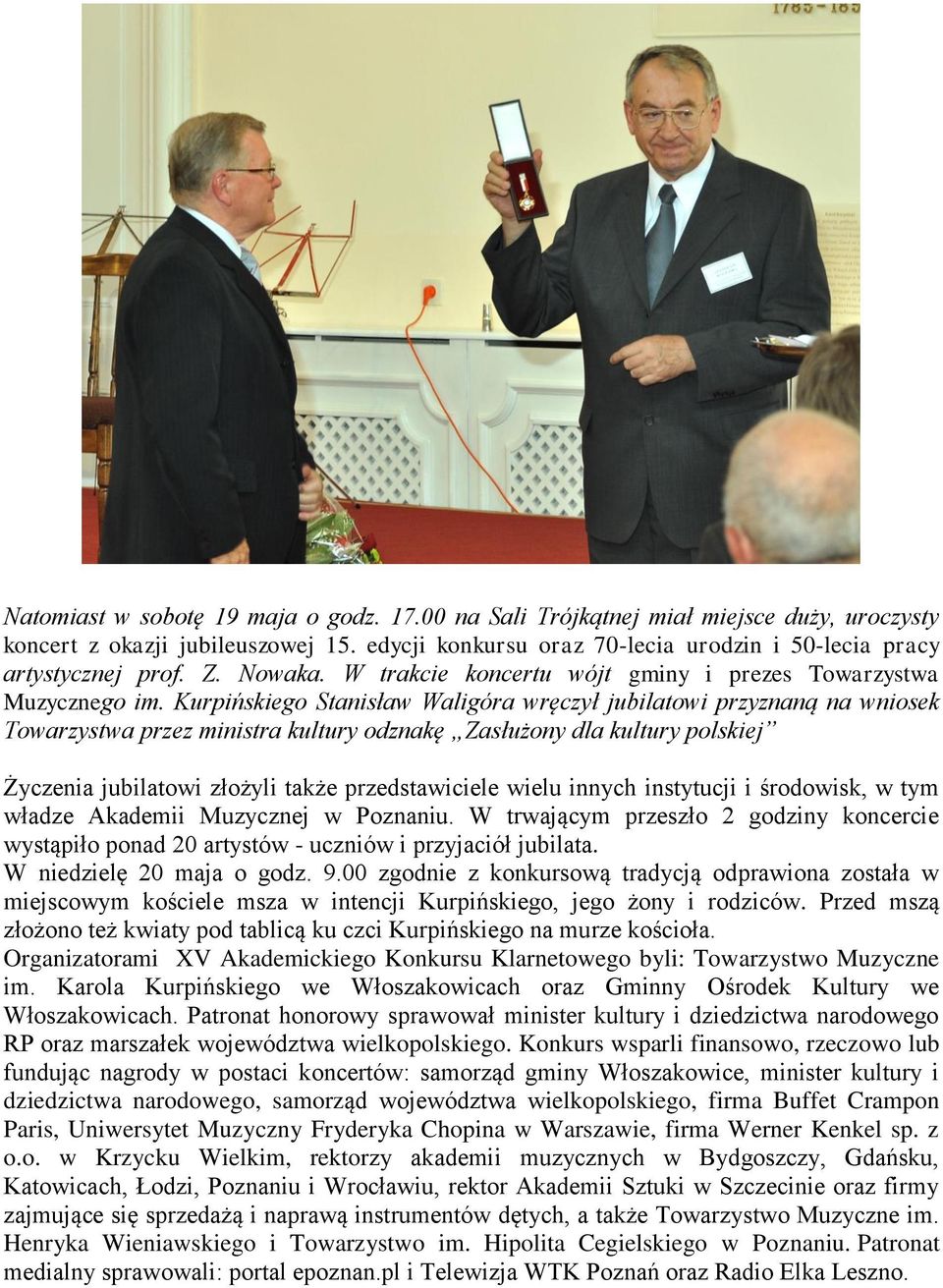 Kurpińskiego Stanisław Waligóra wręczył jubilatowi przyznaną na wniosek Towarzystwa przez ministra kultury odznakę Zasłużony dla kultury polskiej Życzenia jubilatowi złożyli także przedstawiciele