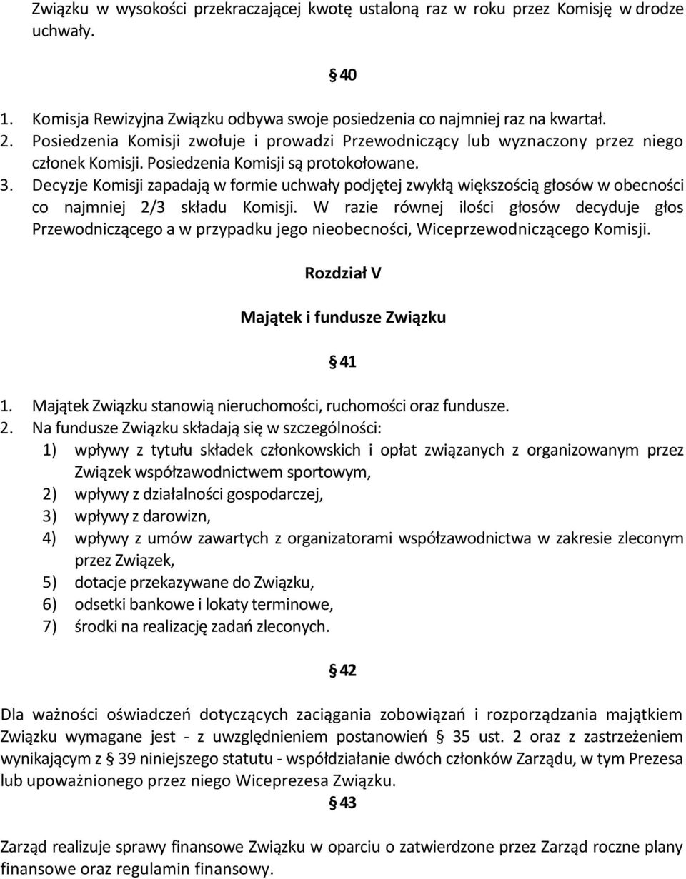 Decyzje Komisji zapadają w formie uchwały podjętej zwykłą większością głosów w obecności co najmniej 2/3 składu Komisji.