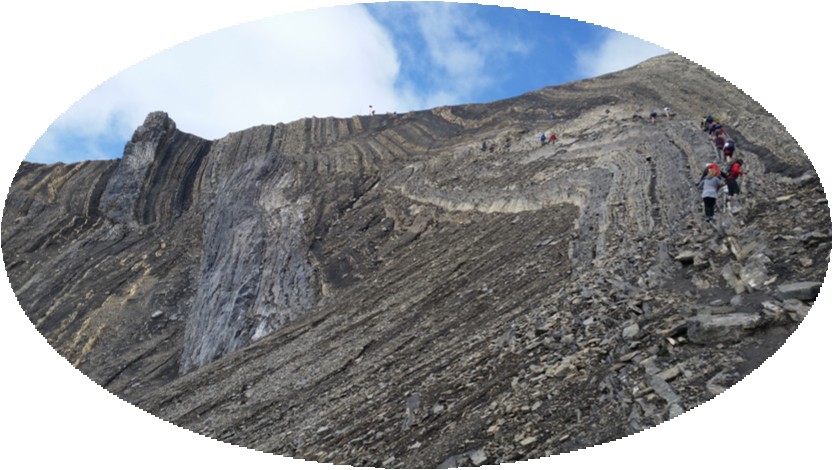 Większość, rusza w kierunku schroniska Totalphütte (2381 m n.p.m.). Osiągają schronisko w różnym czasie.