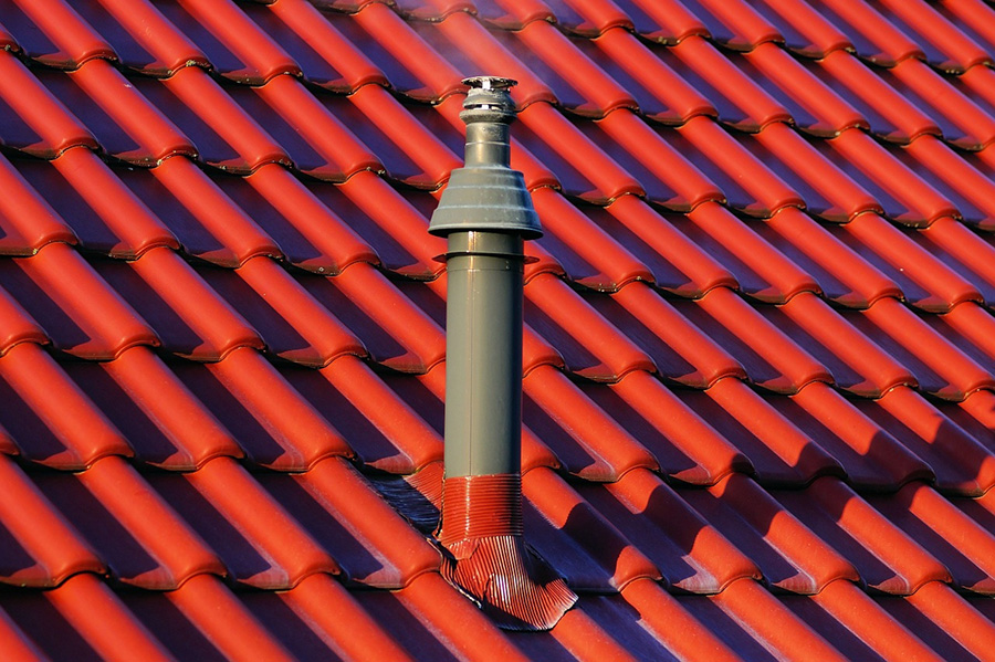Emalia renowacyjna do blachodachówek Jednym z dostępnych na rynku preparatów, które dedykowane są specjalnie do renowacji blaszanych pokryć dachowych, jest akrylowa farba renowacyjna EUROCOLOR ROOF,