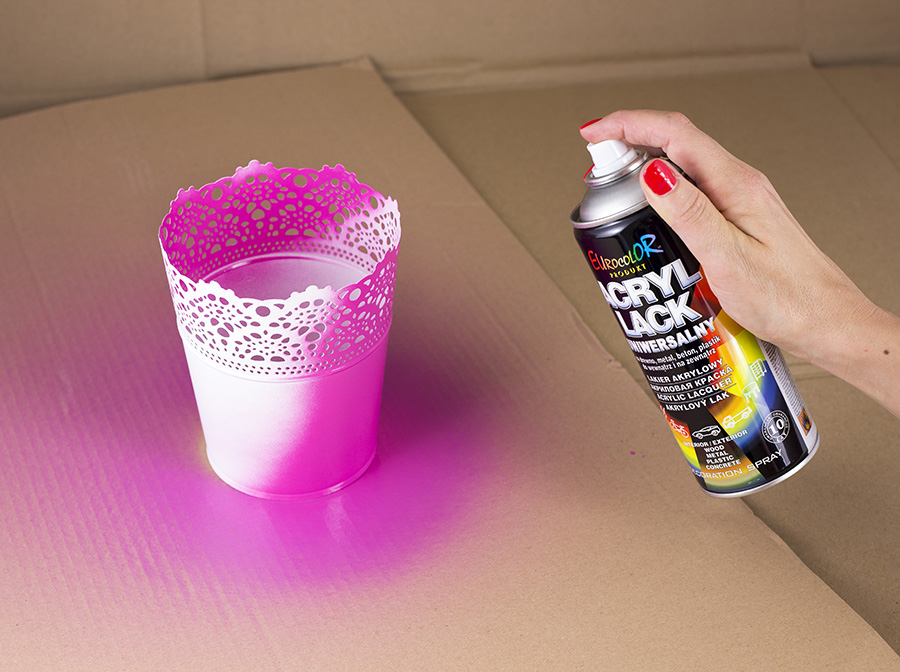 Spray ma wysoką odporność na ścieranie, zadrapania i warunki atmosferyczne. Bardzo łatwo nanosi się go na wybrany element dzięki dobremu kryciu i doskonałej przyczepności do malowanych powierzchni.