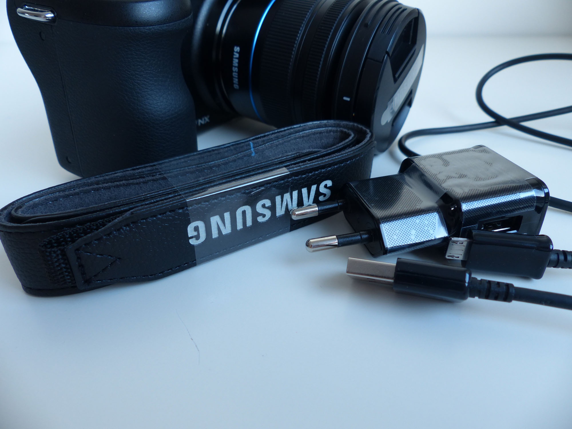 Obudowa/wyświetlacz ocena 5 Samsung Galaxy NX w testach jest ganiony za brak przycisków i pokręteł.