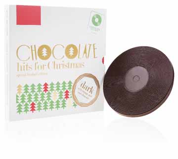 XMAS CHOCO VINYL 1893 MLECZNA PŁYTA Z KOLĘDAMI Słodka płyta gramofonowa z wybornej czekolady mlecznej z cynamonem i jabłkami. Zapakowana została w wyjątkowy kartonik ze świątecznym motywem.