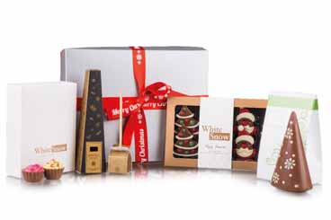 CHRISTMAS GIFT SETS 8450 ZESTAW WISH YOU HAPPY XMAS Świąteczne pudełko przewiązane wstążeczką zawiera: wiśnie w czekoladzie, świąteczną czekoladową taflę, osiem nadziewanych bombek, osiem