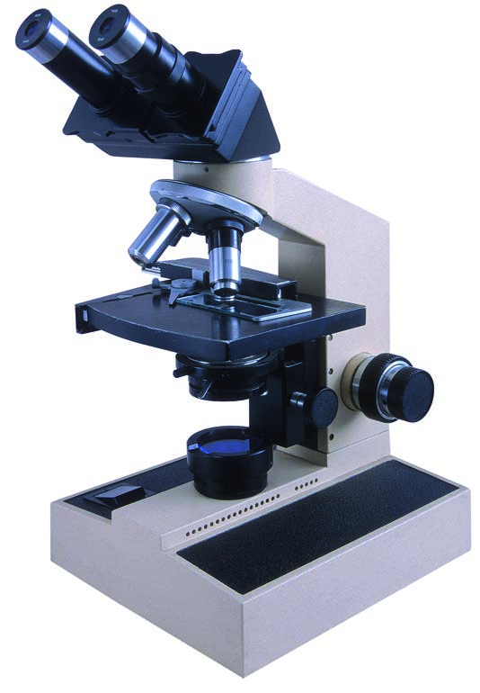 W szkole najczęściej używa się mikroskopu świetlnego (optycznego). Powiększenie obrazu oglądanych obiektów zapewniają dwa zestawy soczewek. Jeden z nich znajduje się w okularze, drugi w obiektywie.