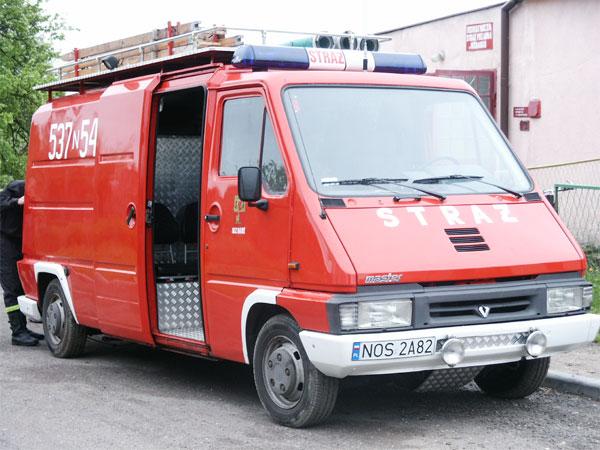 Posiada lekki samochód gaśniczy Renault Master w wersji GLBAM 0,4/30/40 wyposażony w podstawowy sprzęt do działań ratowniczo gaśniczych / 3 motopompy, radiostacja samochodowa, 2 nasobne, 2 aparaty