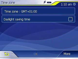Nawigacja Wyświetla się menu Settings (Ustawienia). Naciskać przycisk, aż wyświetli się ekran z przyciskiem Time zone (Strefa czasowa). Nacisnąć na Time zone (Strefa czasowa).