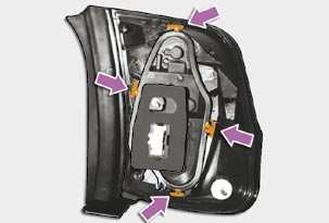 INFORMACJE PRAKTYCZNE Światła tylne Zmiana świateł Od zewnętrznej strony bagażnika można wymienić cztery żarówki: otworzyć bagażnik, wyjąć pokrywkę na właściwej bocznej okładzinie, odkręcić nakrętkę