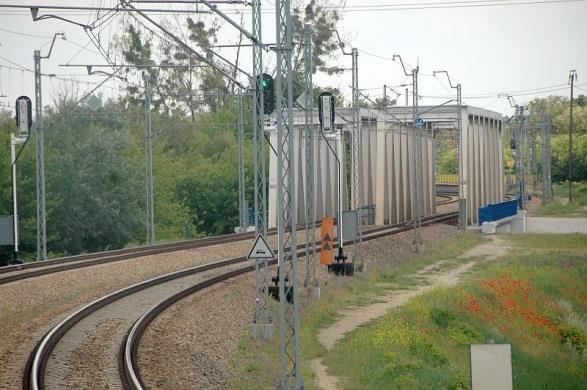 Rampa przechyłkowa Rampa przechyłkowa jest stosowana w celu zmniejszenia wielkości niezrównoważonego przyspieszenia powstającego przy poruszaniu się pojazdu po torze z krzywizną.