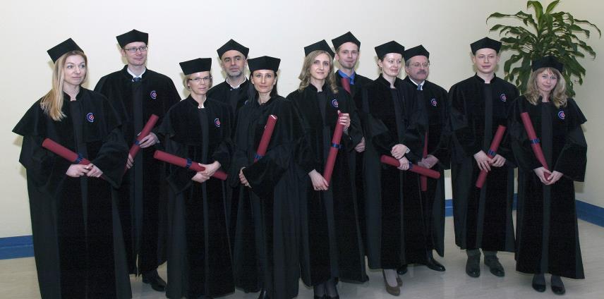 Nowo promowani doktorzy, od lewej stoją: Iwona Kulik-Parobczy, Dawid Bodusz, Beata Hejduk, Bartosz Eksner, Anna Drosik,