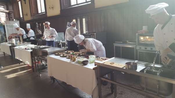 Dania konkursowe oceniało profesjonalne jury degustacyjne w składzie: Zbigniew Łęgowski (przewodniczący), Mirosław Szajkowski (v-ce przewodniczący), Leszek Makulski, Mirosław Gutowski, Wojciech