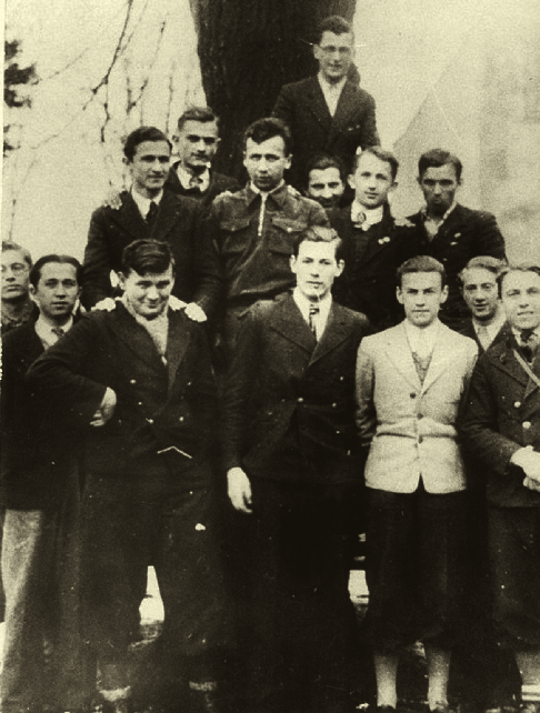 Mróz Karol wraz z kolegami i nauczycielami w ostatniej klasie gimnazjum, 1938 r. Fot. Zbiory E. Mróz Postrzegany był jako lider i najlepszy uczeń. W klasie zawsze siadał na wyznaczonym miejscu.