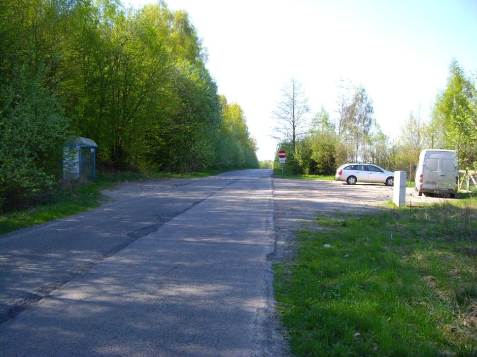 W Motyczu skręcamy w pierwszą drogę asfaltową po prawej, jeszcze przed głównym skrzyżowaniem. Tym odcinkiem jeździły krótko ok. 1991 r. autobusy linii D. Zawrotkę na końcu wsi bardzo łatwo przegapić.