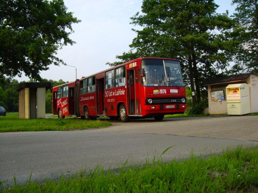 Wracamy do przejazdu kolejowego. Skręcamy w lewo trzymamy się drogi głównej. A jednak po raz drugi. Na wprost też coś kiedyś jeździło. W II poł. lat 80. linie 51 i D.