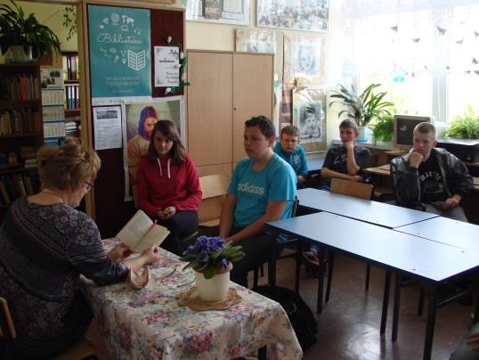 Spotkanie w Ogrodzie pełnym książek - fragment polecanej pozycji czyta zaproszony Gość Pani Elżbieta Fitas dyrektor Filii Biblioteki