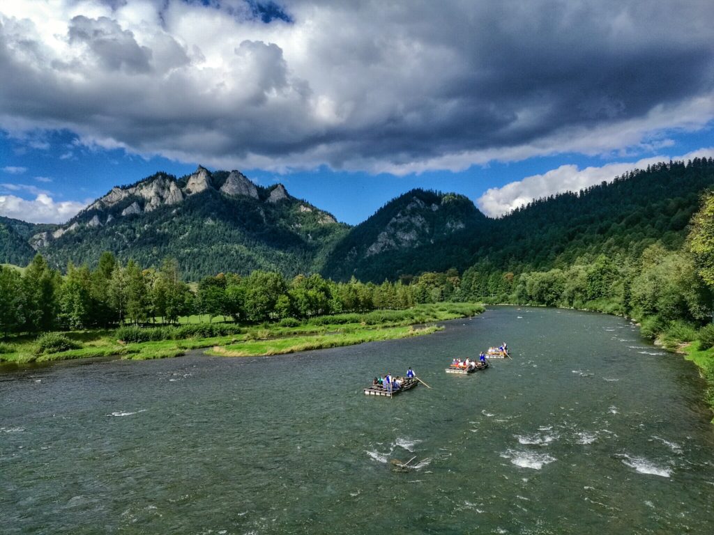 Trzy Korony. Pieniny to jeden z najpiękniejszych rejonów górskich z wyjątkowym na skale światową przełomem rzeki Dunajec. Najbardziej znane szczyty to Sokolica, Wysoka, Trzy Korony.