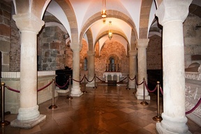 Krypty pod katedrą zaczęto wykorzystywać jako królewską nekropolię w 1333 roku kiedy to pochowano tu pierwszego władcę, króla Władysława Łokietka.