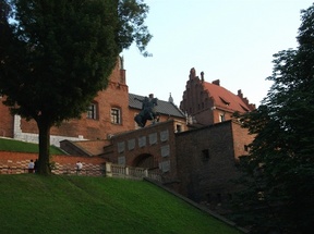 Sprawdz na sklep.polskaniezwykla.pl Dom św. Stanisława Dom św. Stanisława (Kanonicza nr 19) został wzniesiony w 1370 r., a w 1 poł. XVI w. przebudowany na rezydencję renesansową.
