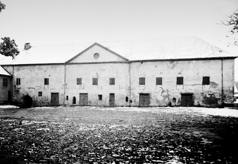 Ryc. 14. Elewacja dziedzińcowa skrzydła zachodniego w 1939 r. (fot. Krauth). Widoczne ślady po gotyckich otworach z fazy II, w tym po otworach drzwiowych pierwszego piętra. Fot.