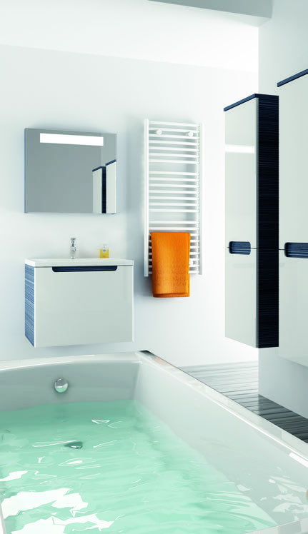Classic Lustro z oświetleniem w połączeniu z umywalką i szafką będzie niewątpliwą ozdobą łazienki.