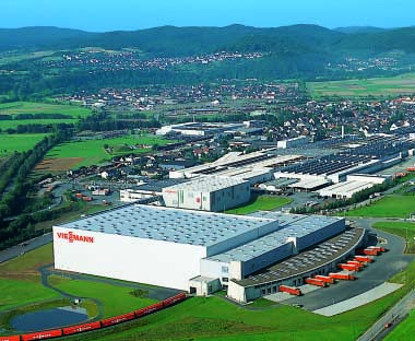 Zakłady Viessmann Krótka prezentacja Zakłady Viessmann Viessmann, zatrudniający prawie 6800 pracowników jest jednym z najbardziej znaczących w skali światowej producentów wyrobów techniki grzewczej.