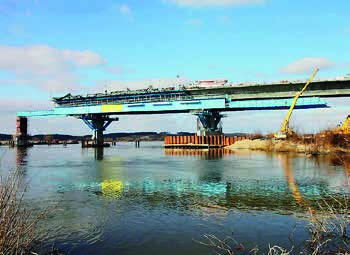 POLSKA Mosty Ryc. 11. Traweler przestawny do budowy metodą MSS realizacja mostu M-4 w Kwidzynie Ryc. 12. Widok z boku na most M-4 przez Wisłę w Kwidzynie i mgr inż. Adam Nadolny).