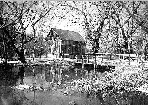 Odbudowa obiektów Młyn Iłki Przeniesiony z Witoszyna około 1900 roku. w 1914 roku spalony przez cofające się wojska rosyjskie. Nowy młyn wybudowano w 1914 roku.