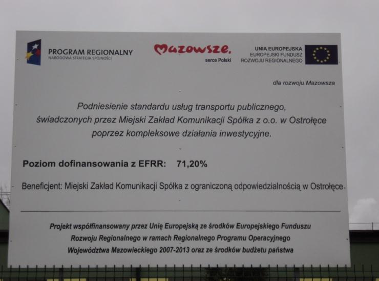 FOT. Tablica informująca o zakresie projektu unijnego i wsparciu ze strony funduszy unijnych umieszczona przed budynkiem MZK Spółka z o.o. w Ostrołęce. 5.