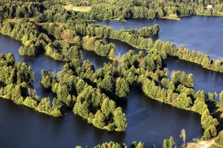 Malowniczy krajobraz falistych pól, rozsiane pomiędzy nimi niewielkie osady, czyste jeziora i kompleksy leśne to uroki Krajeńskiego Parku Krajobrazowego.