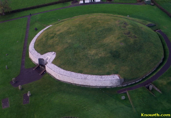 Newgrange Passage Grave Położenie: Boyne Valley, Irlandia Czas powstania Ok. 3600 r. p.n.e. lub 2500 r. p.n.e. Materiały Kamień, torf Wysokość 13,5 metra Newgrange, jest megalitycznym grobowcem korytarzowym.