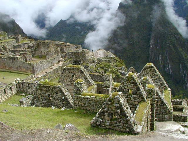 Machu Piachu Stary Szczyt Położenie: Peru Czas powstania XV wiek Materiały Kamień ciosany, granit Powierzchnia 2 hektary Machu Picchu leży ok.