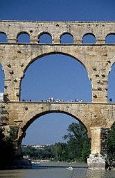 Pont du Gard akwedukt rzymski Położenie: Nimes, Francja Czas powstania Od 15 r. p.n.e. do 14 r. n.e. Materiały Kamień Długość 275 metrów Akwedukt nad rzeką Gard ma 49 metrów wysokości i 27 metrów szerokości.