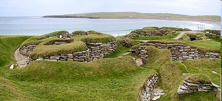 Skara Brae osiedle neolityczne;archipelag Orkadów; zamieszkane od ok. 3100 roku p.n.e. przez blisko 600 lat. Osada składa się z 8 kamiennych domostw, które były połączone kamiennymi tunelami.