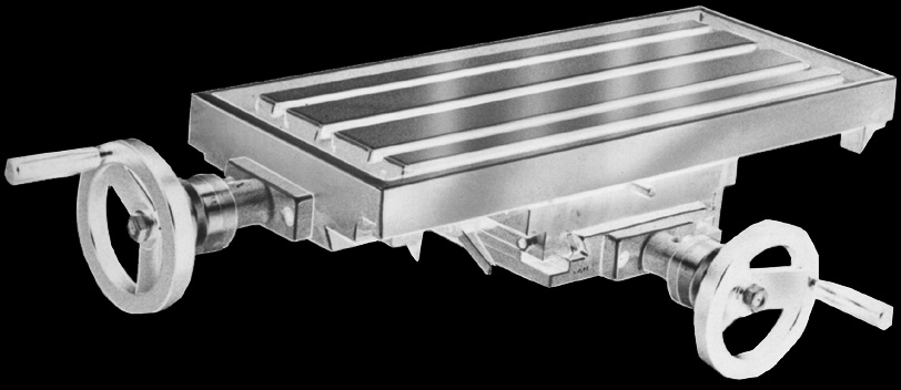 Szlifowane prowadnice z klinami regulacyjnymi w obu kierunkach posuwu, oraz szlifowana powierzchnia stołu. Podziałki z wyraźnymi działkami co 0.02 mm. Nr art.