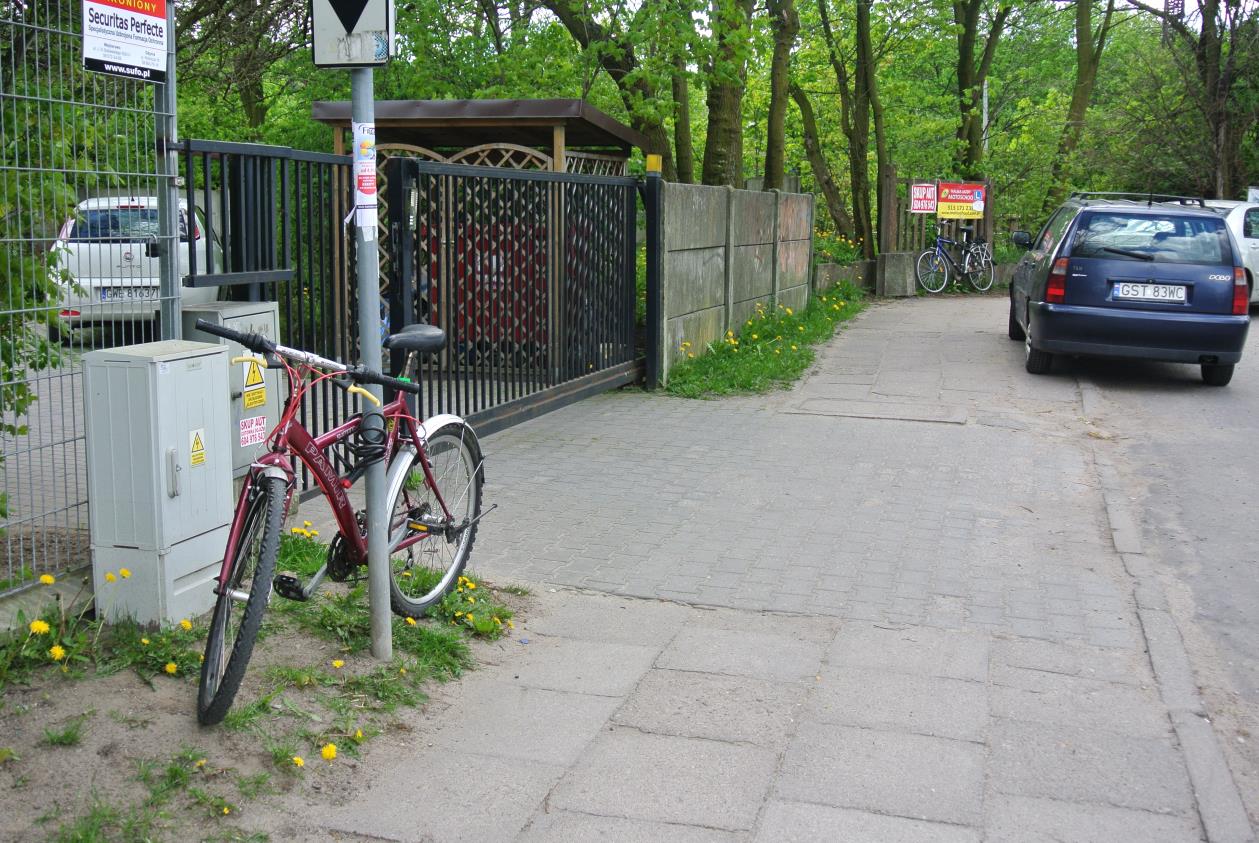 2. STAN ISTNIEJĄCY 2.1. Transport indywidulany W analizowanym obszarze zinwentaryzowano 4 parkingi: w pobliżu peronu SKM Rumia Janowo (ul. Gdańska) - ok. 30 m.p., w pobliżu skrzyżowania ul.