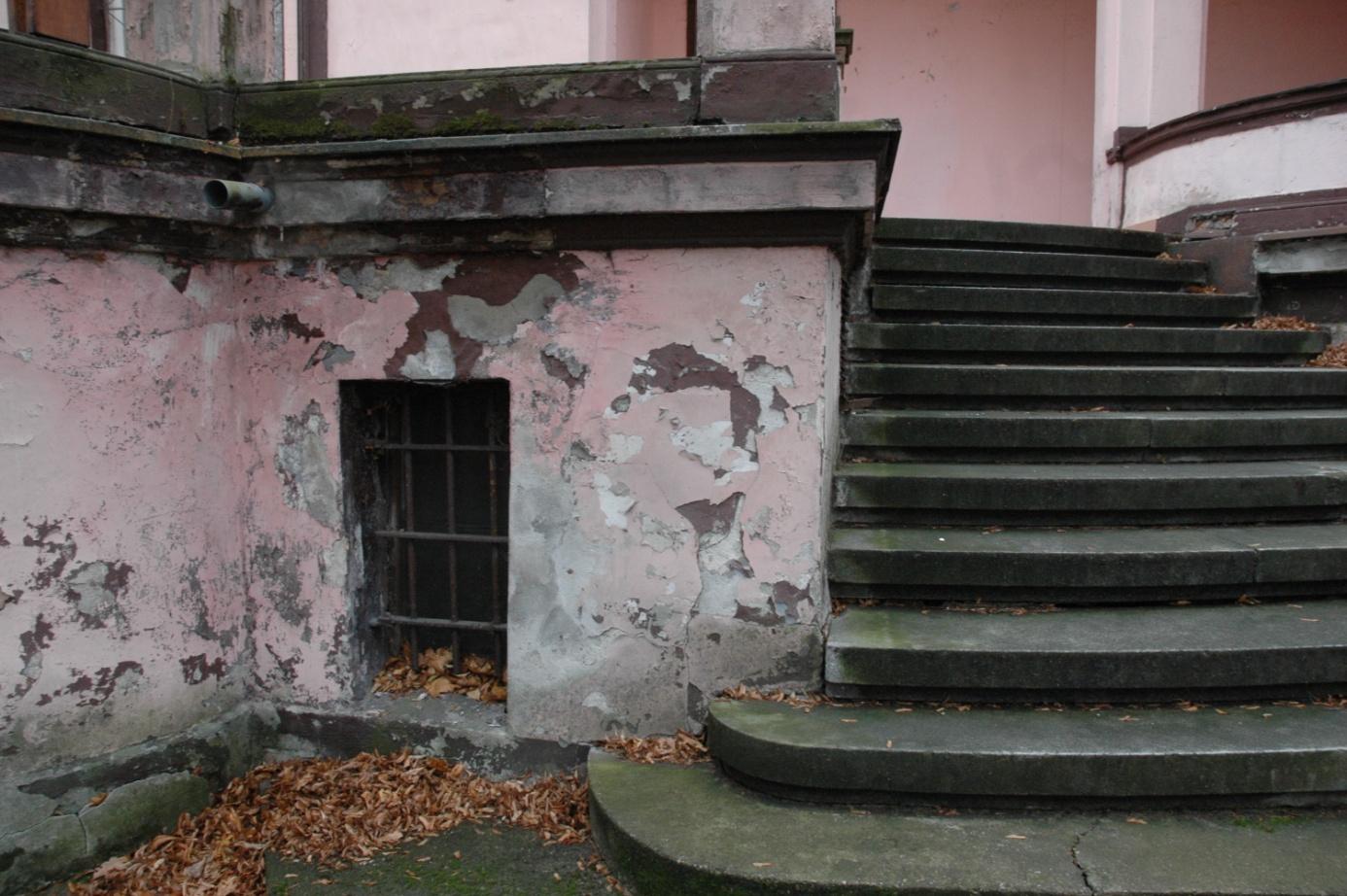FOT.47. FRAGMENT COKOŁU ELEWACJI POŁUDNIOWO-WSCHODNIEJ.