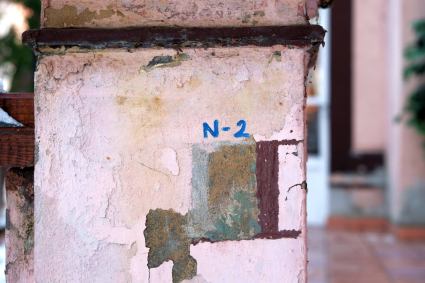 FOT. 57. BADANIA STRATYGRAFICZNE, ODKRYWKA NA TYNKU I DETALU ARCHITEKTONICZNYM PROFILOWANA OPASKA KAMIENNA FOT. 58.
