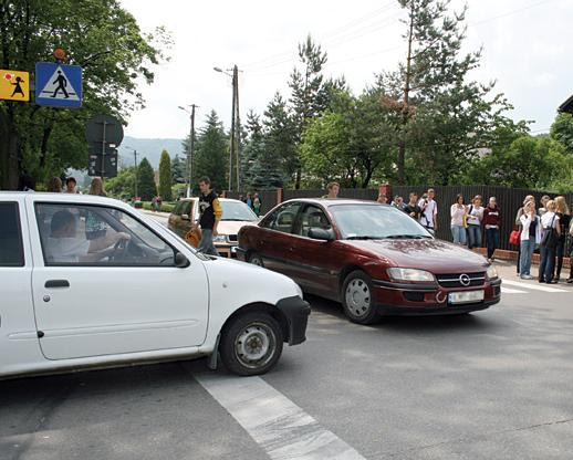 Gra w cykora równowagi Nasha Jest jeszcze jedna równowaga Nasha polegająca na tym, że obaj gracze jadą z