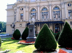 Pomnik zajść krakowskich 1936 Pomnik Aleksandra Fredry Kamień upamiętniający ofiary krwawo stłumionych manifestacji robotników znajduje się przed gmachem starostwa na ul. Basztowej 22. Tzw.