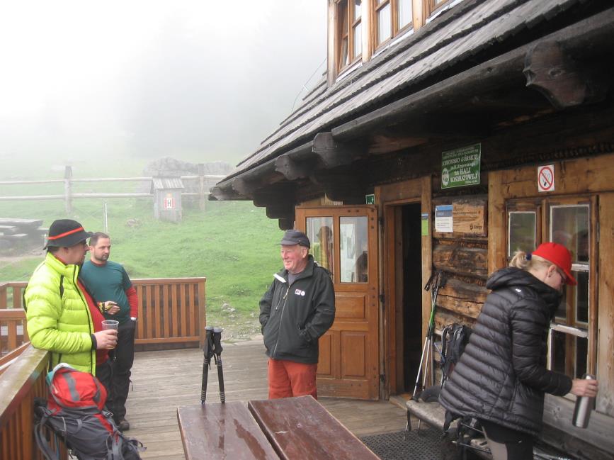 Schronisko położone jest na wysokości 1333 m npm, i jest najmniejszym schroniskiem tatrzańskim. Oferuje zakwaterowanie w pokojach: 6 i 8 osobowych. Powstało w 1910 r.