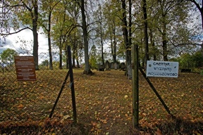 znajdują się hoteliki, miejsca noclegowe, parkingi, sklepy i bary. 53 47'47"N 21 34'50"E na mapie:c Cmentarz żydowski, założony w 1881 roku, znajduje się przy ulicy Dybowskiej.